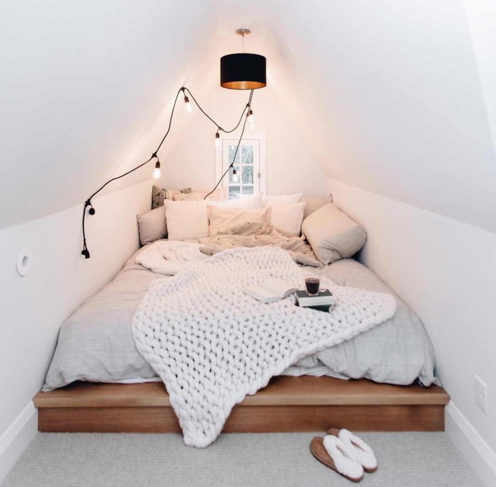 Attic Bedroom Ideas : Inspiration for Slanted Ceilings and Interesting Entries